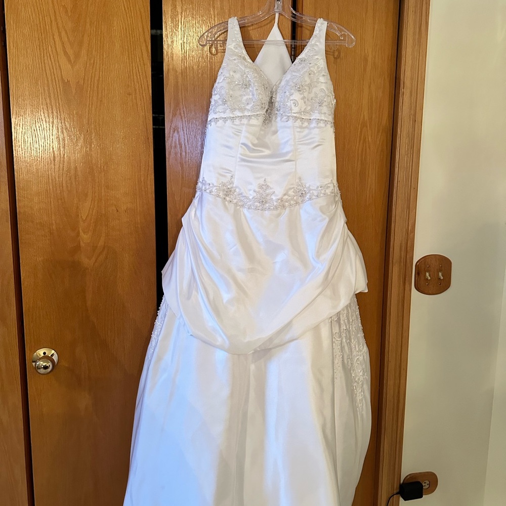 NWT WEDDING DRESS